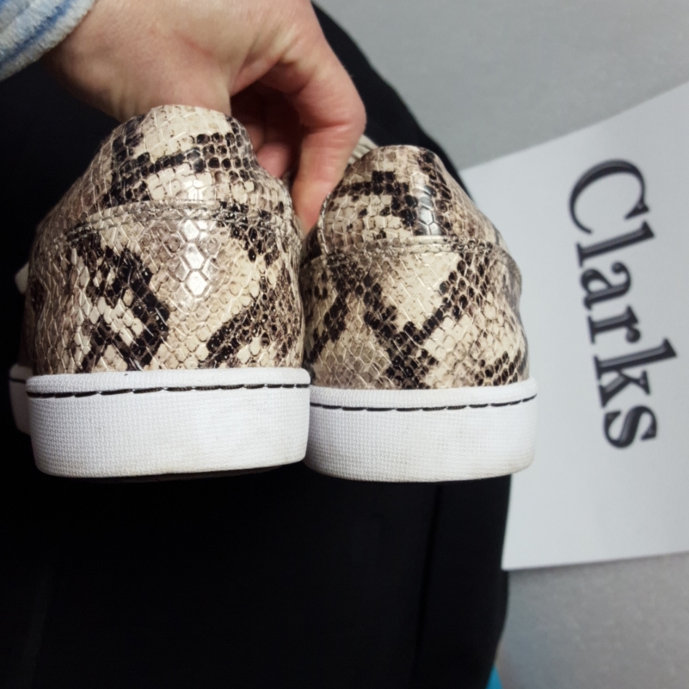 Women's Clarks LIKE NEW!! faux snakeskin shoes  11 - Picture 3 of 8